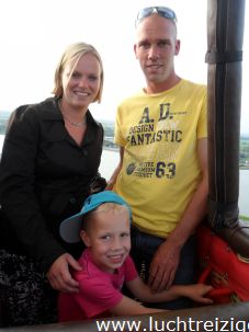 Zo wordt een ballonvaart met het gezin betaalbaar. Hier passagiers die van Papendrecht mee zijn gevaren naar bodegraven. Wat een gave ballonvaart!